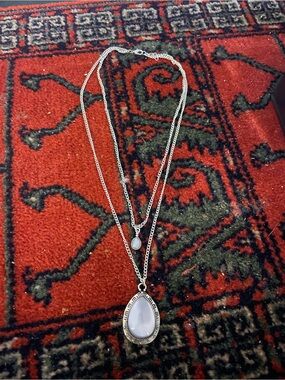 Lovely Silver tone Very light Green necklace